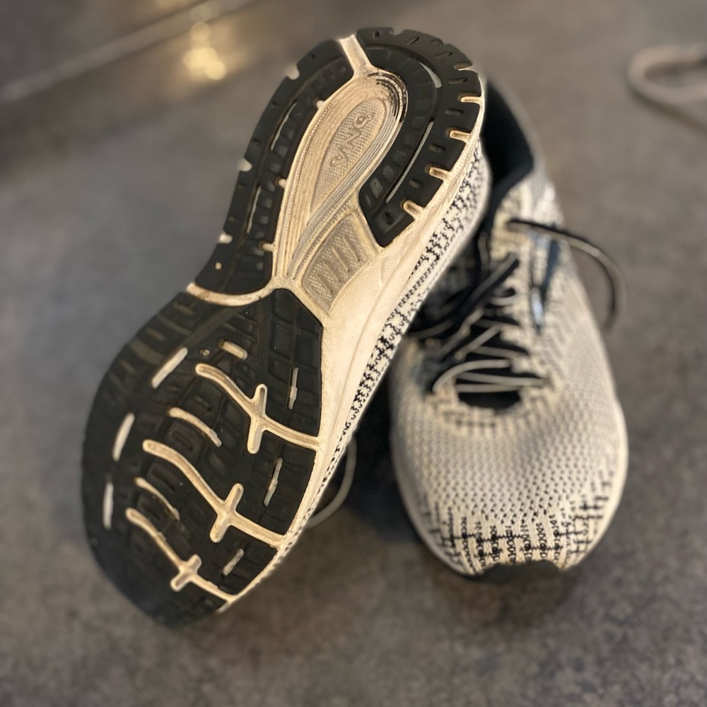 Women’s tennis shoes